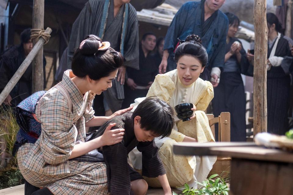 炊き出しで、体調を崩した男の子にとっさに駆け寄る、りん（見上愛・左）と直美（上坂樹里）