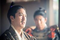 京で挙兵し、信長に対抗する義昭（尾上右近）