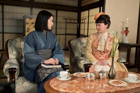 直美（上坂樹里・左）は翻訳の相談に捨松（多部未華子）のもとへ