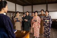 いよいよりん（見上愛・前列左）と直美（上坂樹里・前列左から２番目）、多江（生田絵梨花・前列右）たち一期生が、ナイチンゲールの洋書の翻訳を発表！