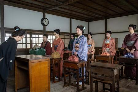 看護婦養成所一期生となった、りん（見上愛・前列中央）と直美（上坂樹里・後列左）、多江（生田絵梨花・前列右）たち七人