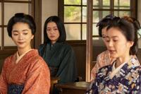 教室で、多江に目を向ける直美。左から、りん（見上愛）、直美（上坂樹里）、多江（生田絵梨花）