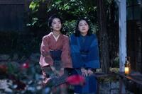 門限を破った罰に掃除を命じられたりん（見上愛・左）と直美（上坂樹里）は…