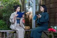 洋書を手に話す、りん（見上愛・左）と直美（上坂樹里）