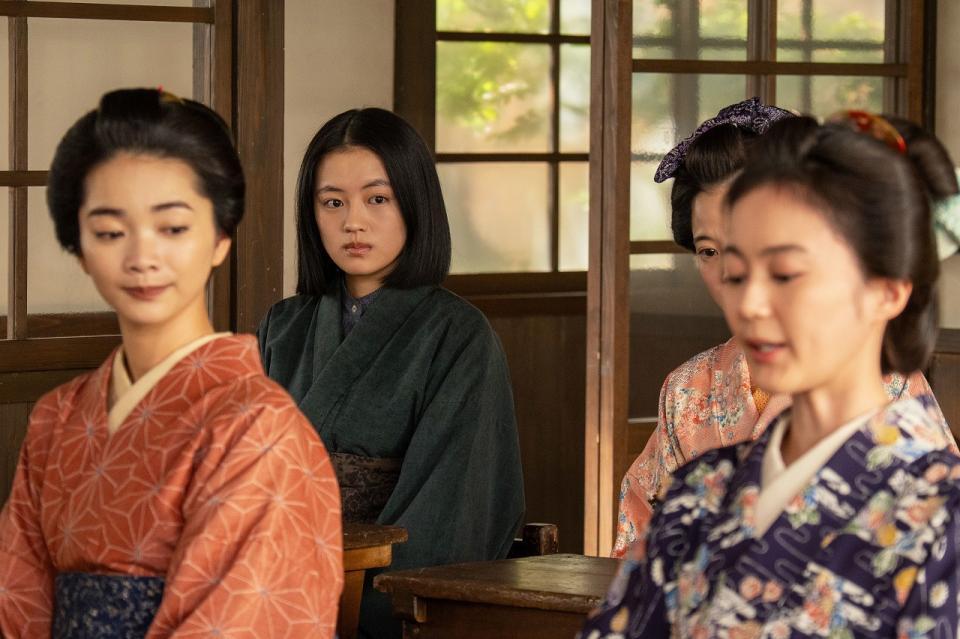 教室で、多江に目を向ける直美。左から、りん（見上愛）、直美（上坂樹里）、多江（生田絵梨花）