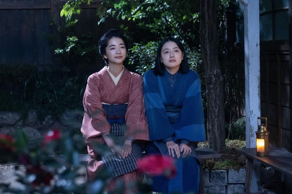 門限を破った罰に掃除を命じられたりん（見上愛・左）と直美（上坂樹里）は…