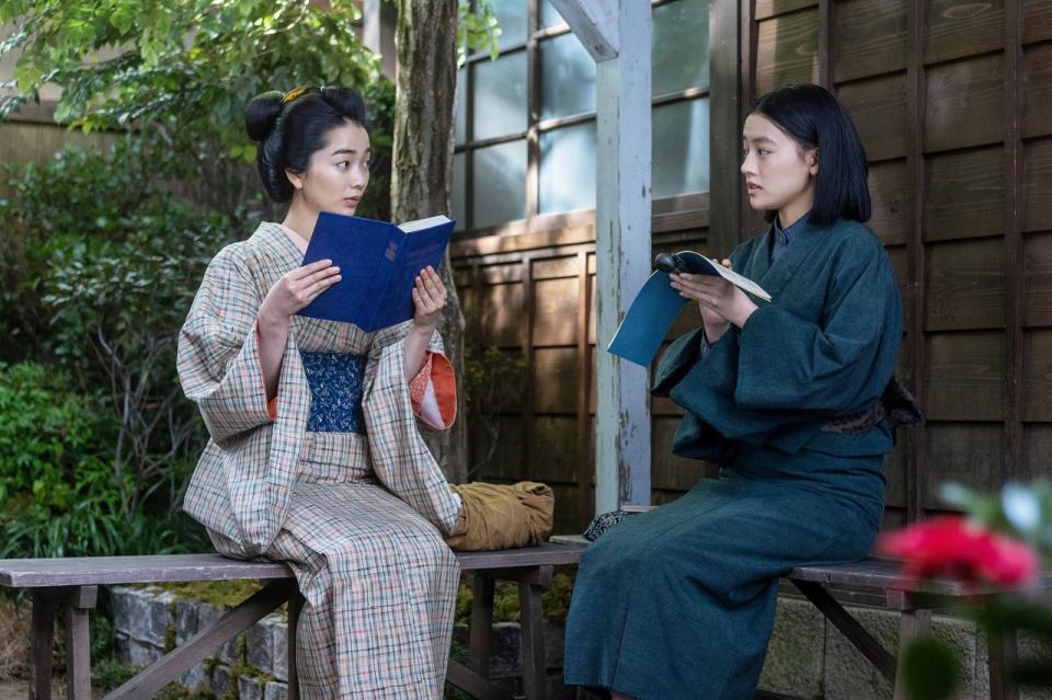 洋書を手に話す、りん（見上愛・左）と直美（上坂樹里）