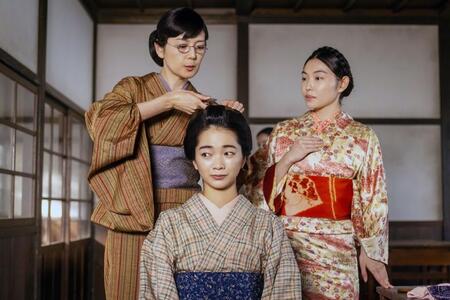 バーンズ先生の指示で、りん（見上愛・中央）も洋髪に！
