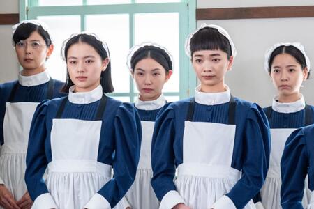 りん（見上愛・前列右）と直美（上坂樹里・前列左）たちは、病院での実習へ！