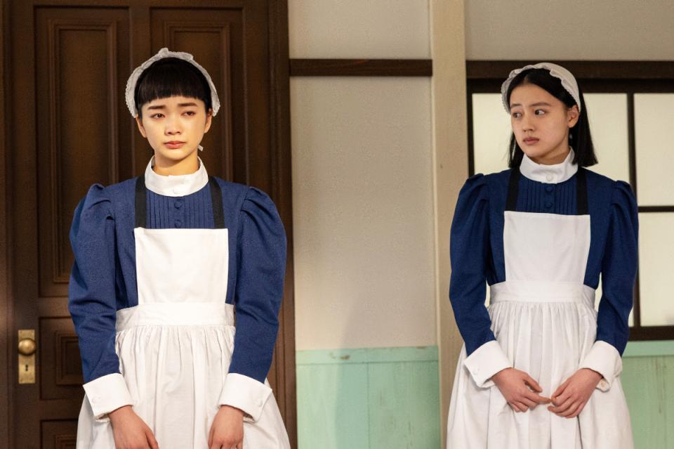 園部の担当を外され悩むりん（見上愛・左）に、直美（上坂樹里）は…