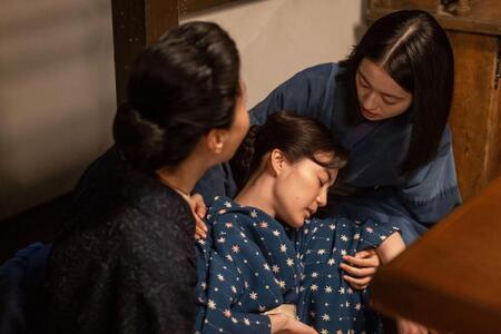 倒れた多江（生田絵梨花・中央）を支える直美（上坂樹里）