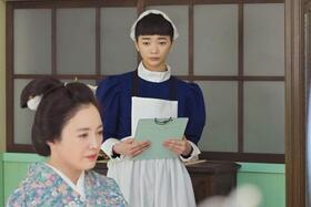 りん（見上愛・右）は患者・千佳子（仲間由紀恵）の様子に気づいて…