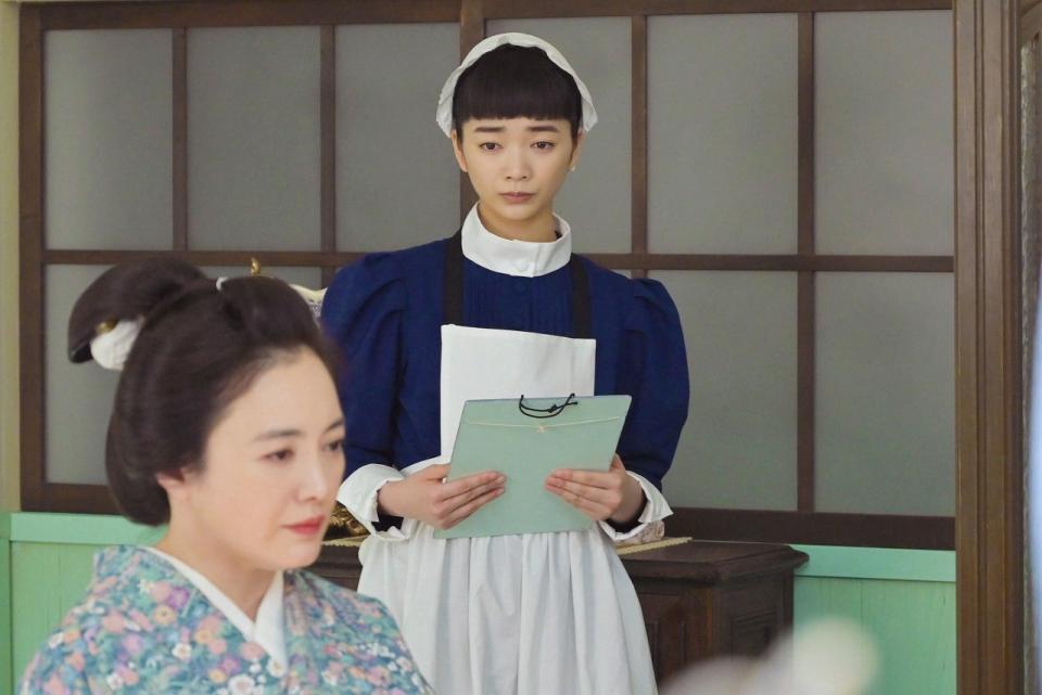 りん（見上愛・右）は患者・千佳子（仲間由紀恵）の様子に気づいて…