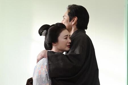 千佳子（仲間由紀恵）は夫・元彦（谷田歩）の胸の中へ