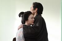 千佳子（仲間由紀恵）は夫・元彦（谷田歩）の胸の中へ