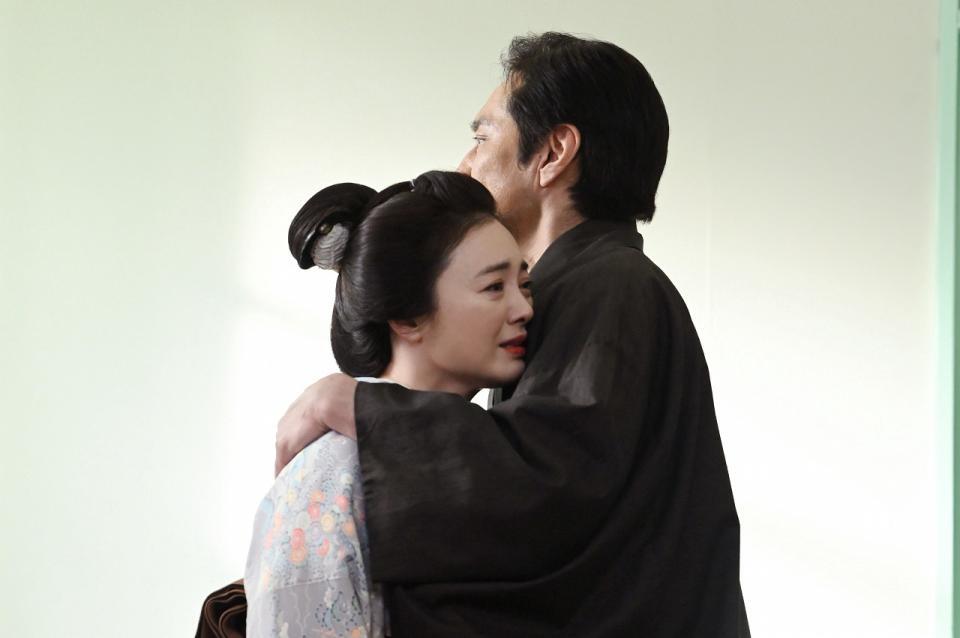 千佳子（仲間由紀恵）は夫・元彦（谷田歩）の胸の中へ