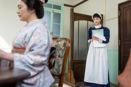 担当の患者・千佳子（仲間由紀恵・左）の冷たい態度に、りん（見上愛）は接し方を悩んでしまう
