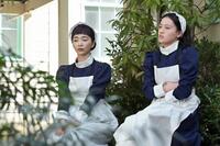 看護の悩みを分かち合う、りん（見上愛・左）と直美（上坂樹里）