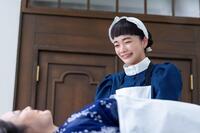 手術室で千佳子（仲間由紀恵）に寄り添うりん（見上愛）
