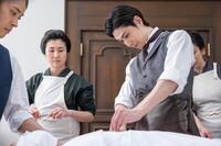 外科医・今井（古川雄大）の手術の介助にあたる、看病婦のフユ（猫背椿）