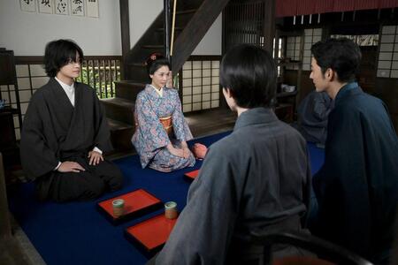 シマケン（佐野晶哉・左）が、りんの妹・安（早坂美海）と友人・槇村の兄、宗一（上杉柊平・右）を引き合わせて