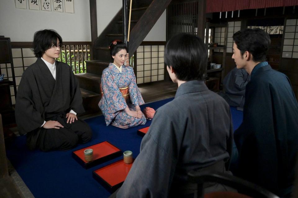 シマケン（佐野晶哉・左）が、りんの妹・安（早坂美海）と友人・槇村の兄、宗一（上杉柊平・右）を引き合わせて