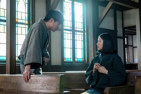 寛太（藤原季節）から、母かもしれない「夕凪」の話を聞く直美（上坂樹里）