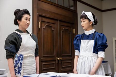看病婦・フユ（猫背椿・左）が、りん（見上愛）に手術介助を教えてもいいと…