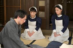 りん（見上愛・中央）と直美（上坂樹里）は、フユの夫・康介（じろう）の介護に家を訪れることに