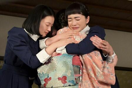 ゆきを抱きしめるりん（見上愛・右）と直美（上坂樹里）