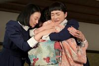 ゆきを抱きしめるりん（見上愛・右）と直美（上坂樹里）