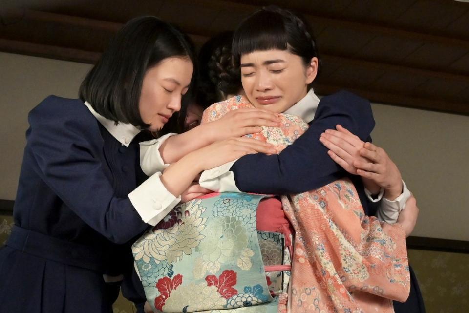ゆきを抱きしめるりん（見上愛・右）と直美（上坂樹里）