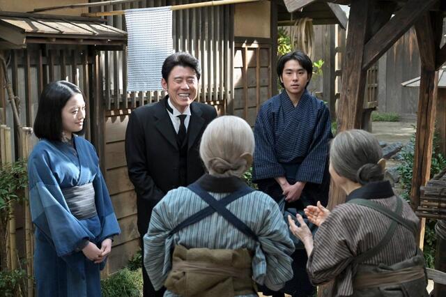 直美（上坂樹里・左）は退院した丸山（若林時英・右）を連れ、吉江（原田泰造）のもとへ