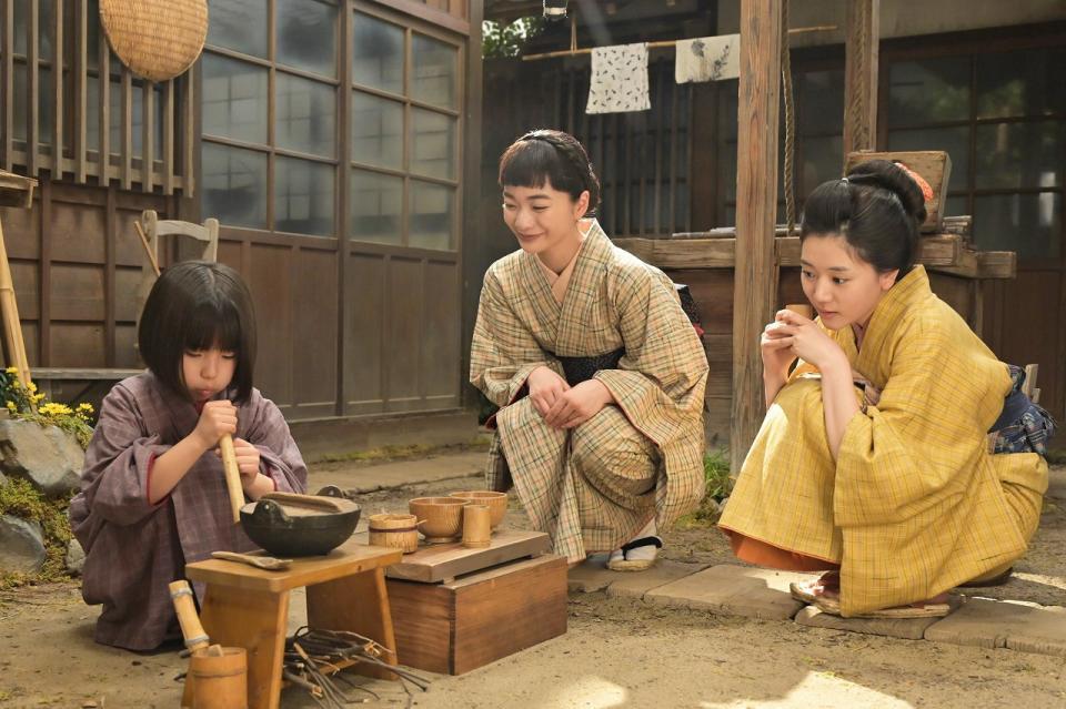 娘の環を見守るりん（見上愛・中央）と妹・安（早坂美海）