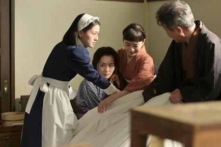 女郎屋から夕凪（村上穂乃佳・中央）を守る直美（上坂樹里・左）とりん（見上愛）