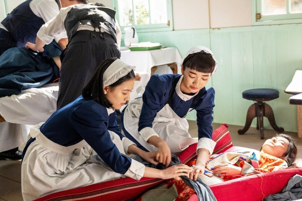 内科に移った直美（上坂樹里・左）とりん（見上愛）は服毒自殺を図った女性・夕凪（村上穂乃佳）の対応を