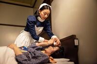献身的に夕凪（村上穂乃佳）の看病を続ける直美（上坂樹里）