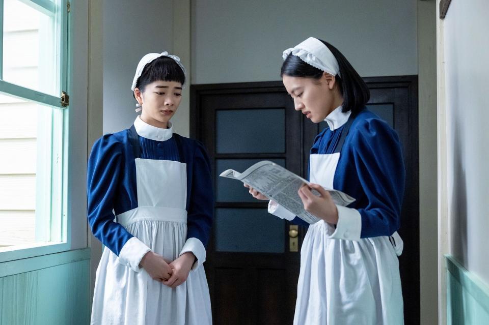 りん（見上愛・左）と直美（上坂樹里）はある新聞記事を読んで…