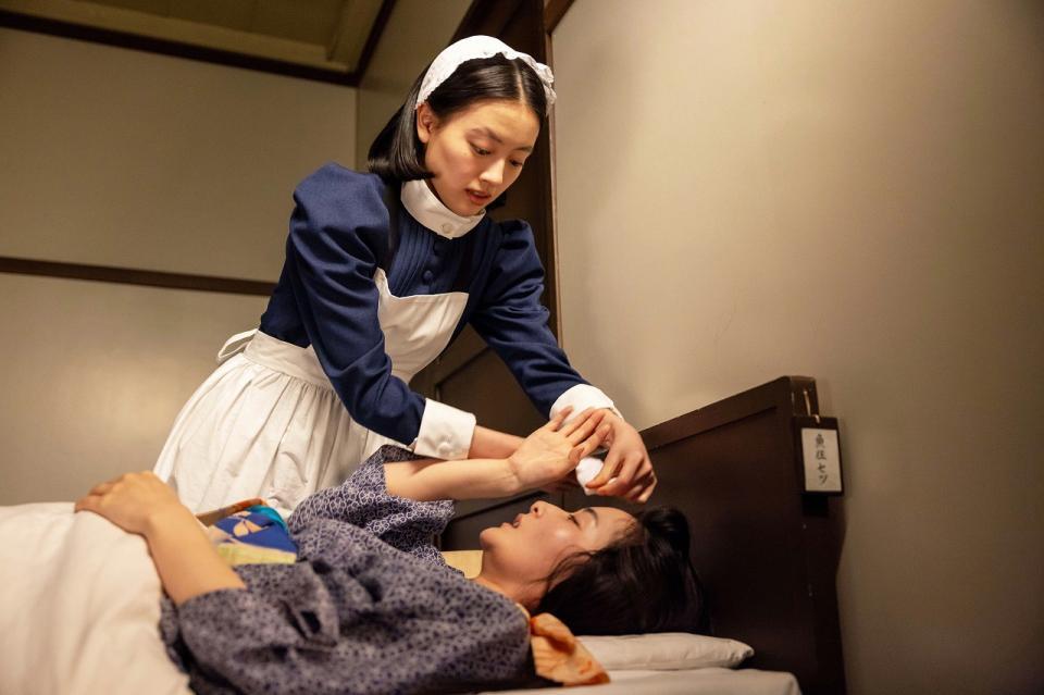 献身的に夕凪（村上穂乃佳）の看病を続ける直美（上坂樹里）