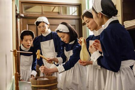 直美（上坂樹里・中央）は同期の見習い生たちと氷を割って氷のうに