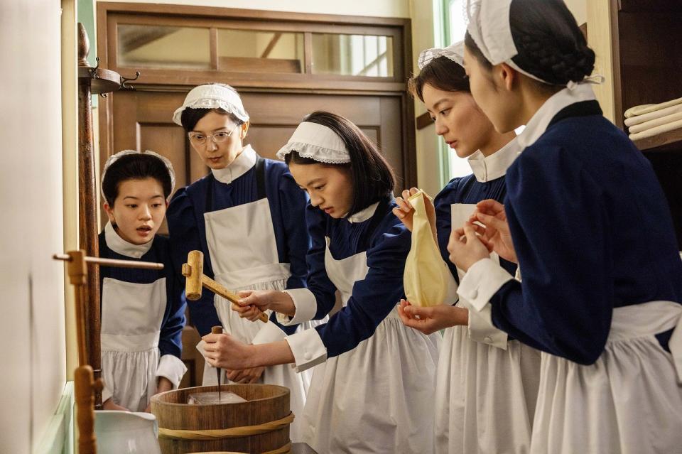 直美（上坂樹里・中央）は同期の見習い生たちと氷を割って氷のうに