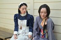 セツ（村上穂乃佳・右）と話す直美（上坂樹里）は、母が残してくれたお守りを出して…