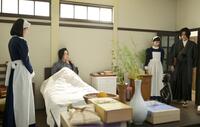 シマケンがセツの病室を訪ねて…。左から、直美（上坂樹里）、セツ（村上穂乃佳）、りん（見上愛）、シマケン（佐野晶哉）