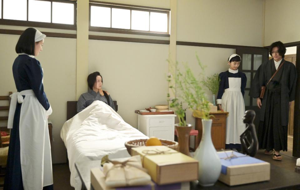 シマケンがセツの病室を訪ねて…。左から、直美（上坂樹里）、セツ（村上穂乃佳）、りん（見上愛）、シマケン（佐野晶哉）
