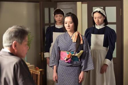 女郎屋の権田の態度に変化が…？左から、權田（梅垣義明）、りん（見上愛）、セツ（村上穂乃佳）、直美（上坂樹里）