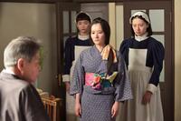 女郎屋の権田の態度に変化が…？左から、權田（梅垣義明）、りん（見上愛）、セツ（村上穂乃佳）、直美（上坂樹里）