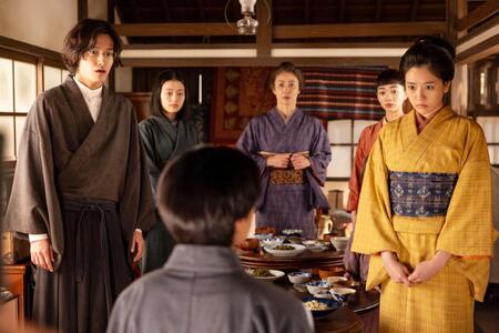 シマケンへの感謝の食事会で、槇村の言動に驚く安（早坂美海・右）、シマケン（佐野晶哉・左）と一同