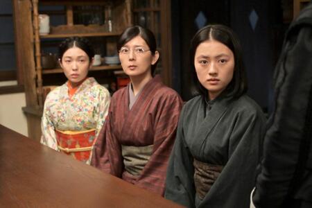 バーンズ先生からの話に眉をひそめる直美（上坂樹里・右）と、喜代（菊池亜希子・中央）、しのぶ（木越明）