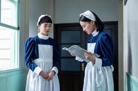 りん（見上愛・左）と直美（上坂樹里）はある女郎にまつわる新聞記事を読んで…