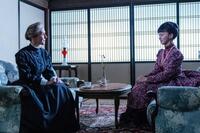 捨松（多部未華子・右）を訪ねるバーンズ先生（エマ・ハワード）